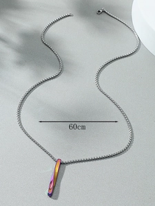 Detailansicht einer 60 cm Edelstahlkette mit einem regenbogenfarbenen Säulenanhänger