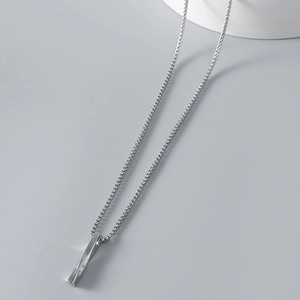 Nahaufnahme eines gedrehten Barren-Anhängers an einer Edelstahl-Vierkantkette in Silber