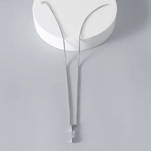 Nahaufnahme der silbernen Spiralsäule an einer minimalistischen quadratischen Perlenkette