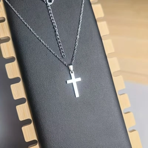 Collana con ciondolo a croce in acciaio inossidabile argento lucido e catena regolabile