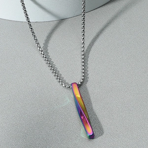 Minimalistische Edelstahl Halskette Mit Verdrehtem Balkenanhänger Für Herren Hip Hop Irisierend Regenbogen Geometrisch Schmuck