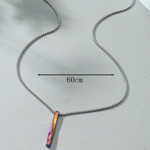 Halskette mit regenbogenfarbenem Balkenanhänger und 60cm Silberkette für Herren