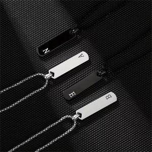 Détail de pendentifs lettres rectangulaires en acier inoxydable noir et argent