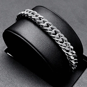 Bracelet gourmette argenté poli pour homme présenté sur un coussin en cuir noir