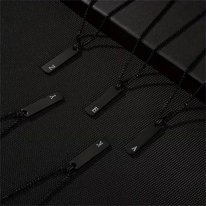 Colliers avec pendentif alphabet noir minimaliste en acier inoxydable, lettres A-Z gravées