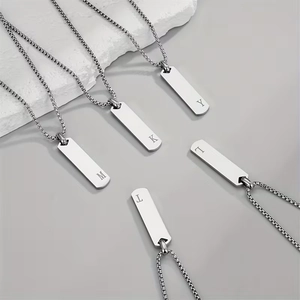 Colliers avec pendentifs carrés en acier inoxydable argenté sur pierre blanche
