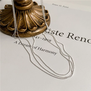 Macro d'un collier à billes en argent sterling S925 sur fond de style vintage