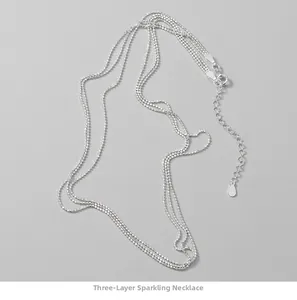 Vue détaillée du collier à trois rangs de perles scintillantes en argent S925