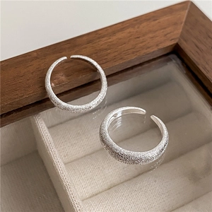 Sparkling S925 sterling silver open rings with frosted sand texture in a wooden box