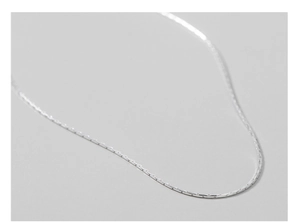 Detailansicht der minimalistischen S925 Silberkette mit geometrischen Gliedern