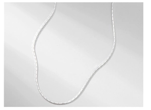 Makroaufnahme einer S925 Sterlingsilber Kette mit feiner Textur und glänzenden Gliedern