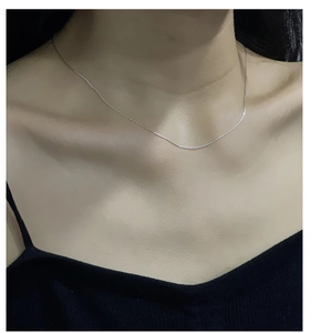 Zarte S925 Sterlingsilber Kette am Hals getragen für einen minimalistischen täglichen Look