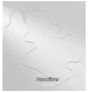 Detailaufnahme der ultra-feinen S925 Sterling Silber Halskette mit verstellbarem Verschluss