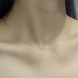Minimalistische S925 Sterlingsilber ultra-dünne Halskette getragen am Schlüsselbein