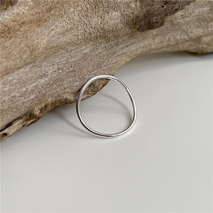 Bague vague minimaliste en argent sterling S925 posée sur un support en bois naturel