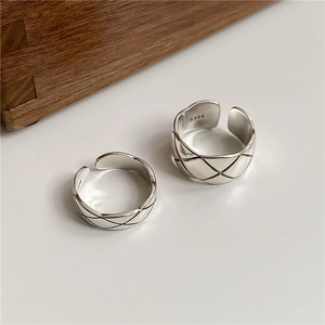Dettaglio macro dell'anello vintage in argento sterling S925 con motivo a rombi