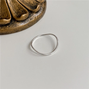 Bague vague minimaliste en argent sterling S925 avec une finition lisse et polie