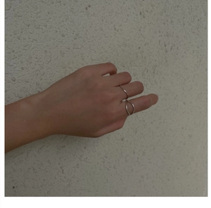 Détail du lot de bagues empilables en argent S925 avec design vague et croisé évidé