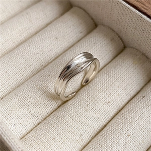 Bague ouverte en argent S925 avec texture irrégulière au design minimaliste chic