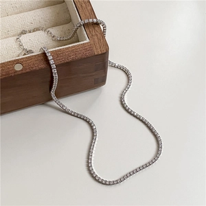Makroaufnahme einer S925 Sterlingsilber Tennis-Halskette mit funkelnden Zirkonia-Steinen