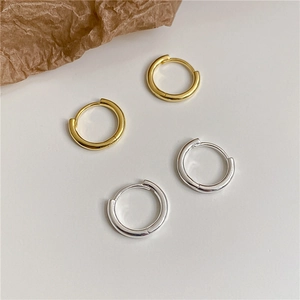 Set of gold and silver S925 sterling silver hoop earrings with a minimalist polished finish
