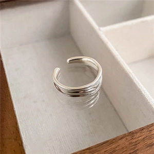 Détail macro d'une bague S925 ajustable en argent avec texture ondulée irrégulière
