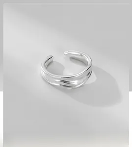 Gros plan détaillé d'une bague minimaliste en argent S925 avec une texture torsadée irrégulière