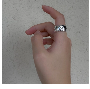 Dettaglio di un ampio anello in argento S925 con motivo a rombi trapuntati sulla mano