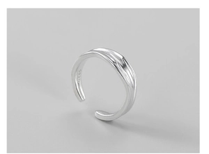 Détail du poinçon S925 sur la bague minimaliste aux textures ondulées irrégulières