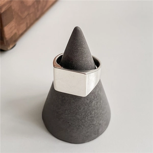 Détail de la bague chevalière carrée en argent S925 avec finition polie minimaliste