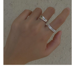 Détail de bagues en argent S925 avec texture métal liquide et martelée sur la main