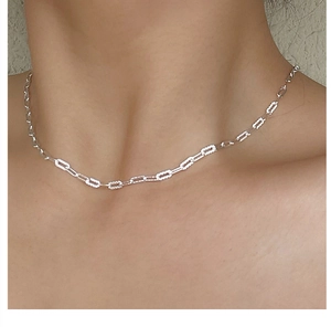 Détail du collier en argent sterling S925 avec maillons rectangulaires à effet scintillant