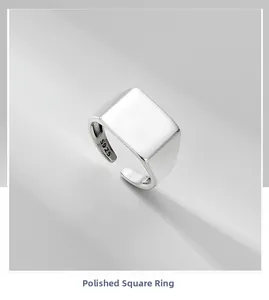 Gros plan du poinçon S925 sur l'anneau poli d'une bague carrée en argent sterling