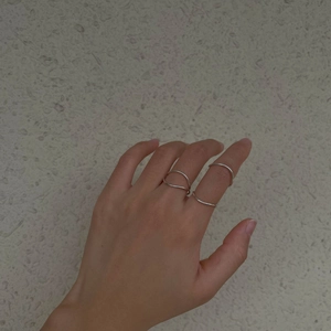 Gros plan de bagues empilables courbées en argent sterling S925 minimalistes