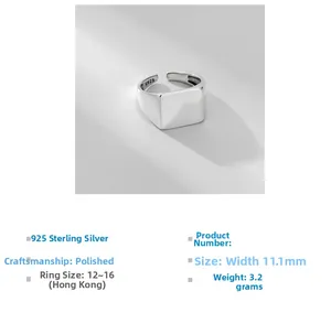 Vue détaillée de la bague carrée en argent 925 avec le poinçon S925 à l'intérieur