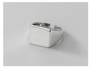 Détail macro du poinçon S925 sur la bague carrée polie en argent sterling 925