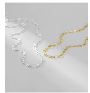 Détail de colliers en argent sterling S925 dorés et argentés avec des maillons texturés