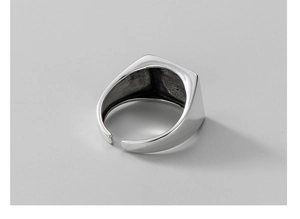 Vue détaillée d'une bague géométrique carrée minimaliste en argent sterling S925 ouvert