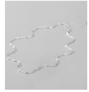 Détail d'une chaîne en argent sterling S925 avec texture torsadée et extension réglable