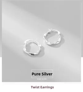 Vue macro de boucles d'oreilles créoles torsadées en argent S925 avec poinçon et fini poli