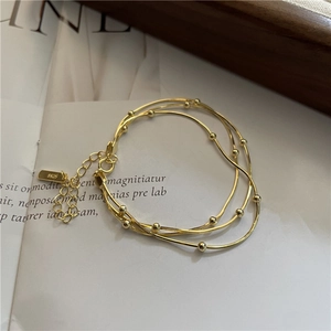 Dreilagiges S925 Sterlingsilber Schlangenkette Armband mit Goldperlen und verstellbarem Verschluss