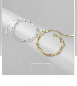 Detail eines S925 Sterlingsilber dreilagigen Schlangenarmbands mit Goldperlen und Verschluss