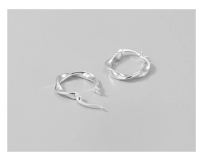 Détail des boucles d'oreilles créoles torsadées en argent S925 avec poinçon gravé