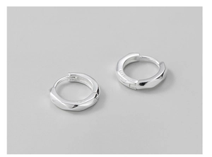 Detailed view of S925 sterling silver hoop earrings with geometric faceted design
