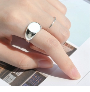Polished S925 sterling silver signet ring with smooth oval surface and minimalist design