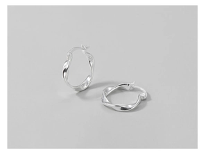 Détail des boucles d'oreilles créoles torsadées en argent S925 avec poinçon sur le métal