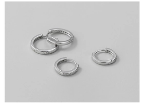 Vue macro du poinçon en argent S925 et des rangées de diamants sur les boucles d'oreilles