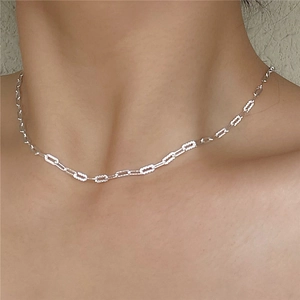 Élégant collier scintillant en argent sterling S925 porté par un mannequin au cou