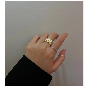 Chic S925 sterling silver ring featuring a gold and white enamel checkerboard pattern