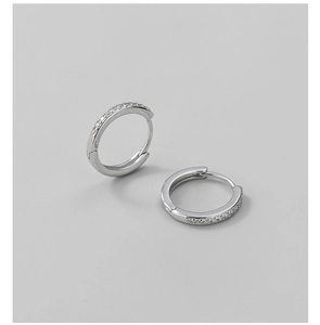 Gros plan de créoles en argent sterling S925 serties de pierres en oxyde de zirconium